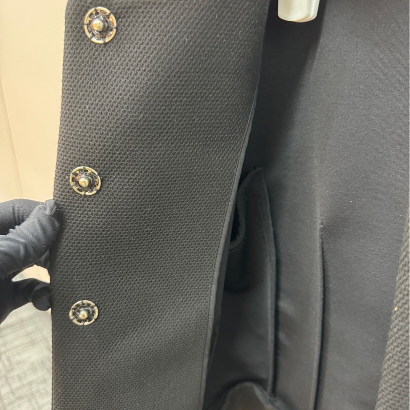 98新華倫天奴 L碼 款式驚艷無比。顯瘦顯瘦顯瘦，版型好爆   一體成型的肩袖和收腰設計把沙漏型身材修飾的-5