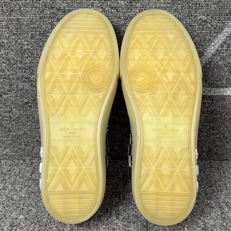 LV 黑白皮面棋盤格板鞋@41.5碼 整體成色不錯-4