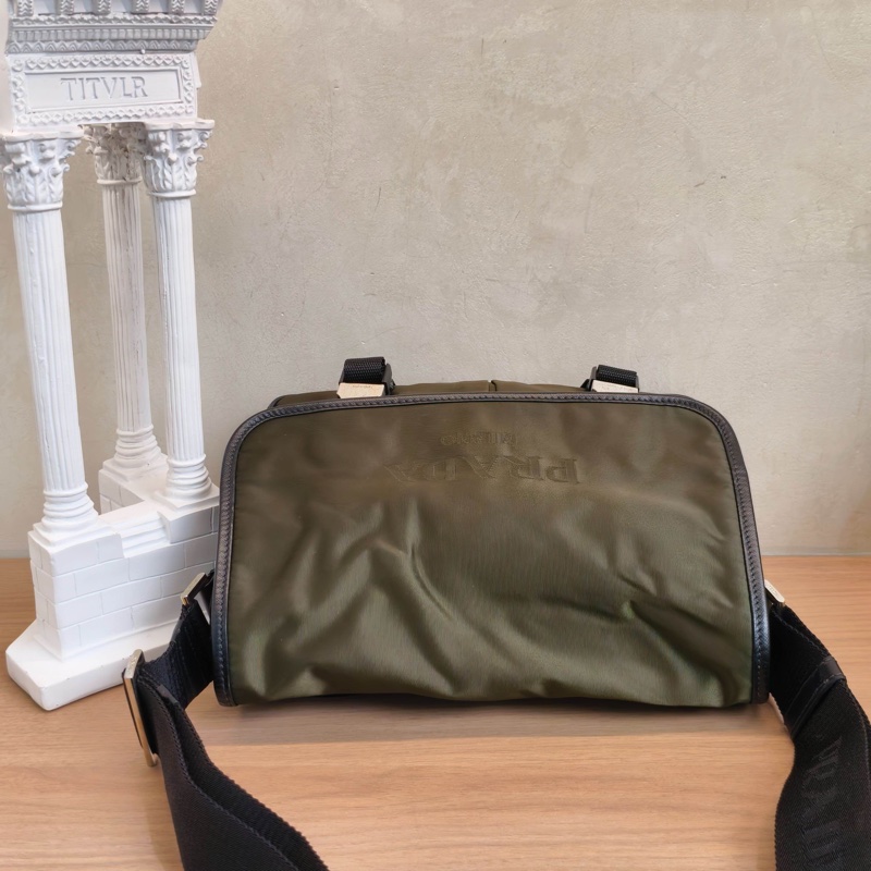 98新普拉達 尼龍翻蓋郵差包 橄欖綠 白標134 底長約25 無附件-3