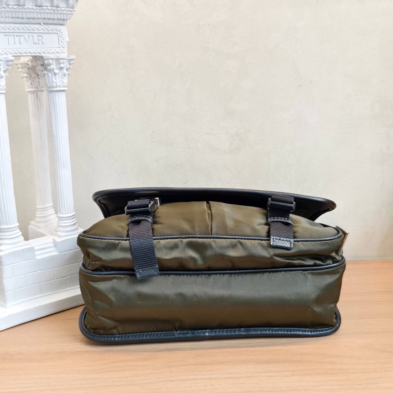 98新普拉達 尼龍翻蓋郵差包 橄欖綠 白標134 底長約25 無附件-4