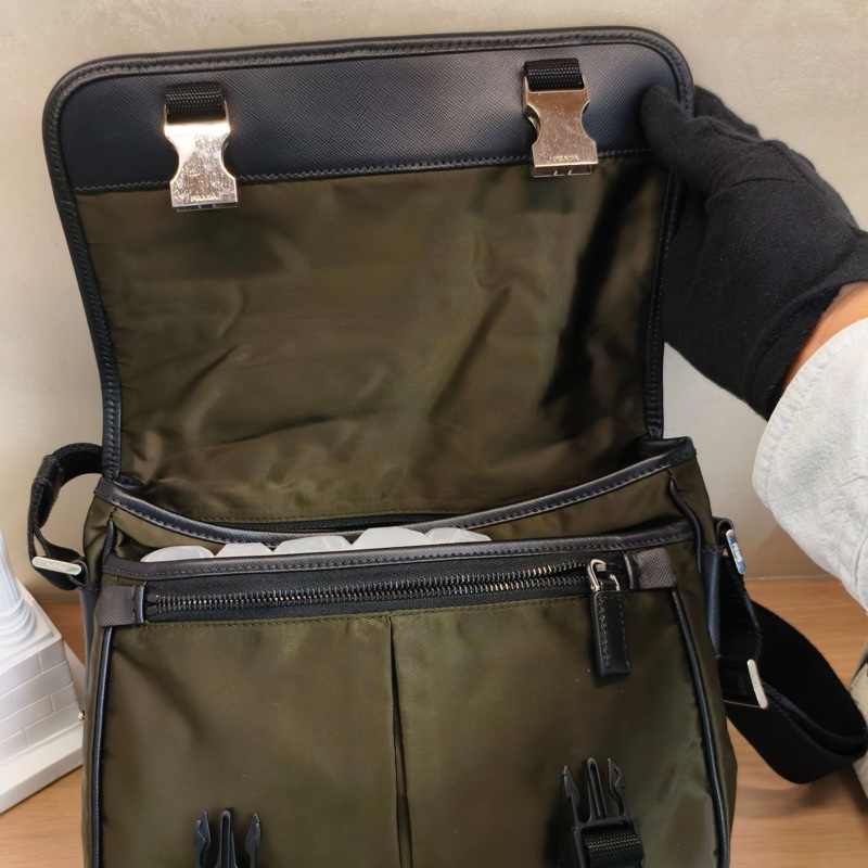 98新普拉達 尼龍翻蓋郵差包 橄欖綠 白標134 底長約25 無附件-5