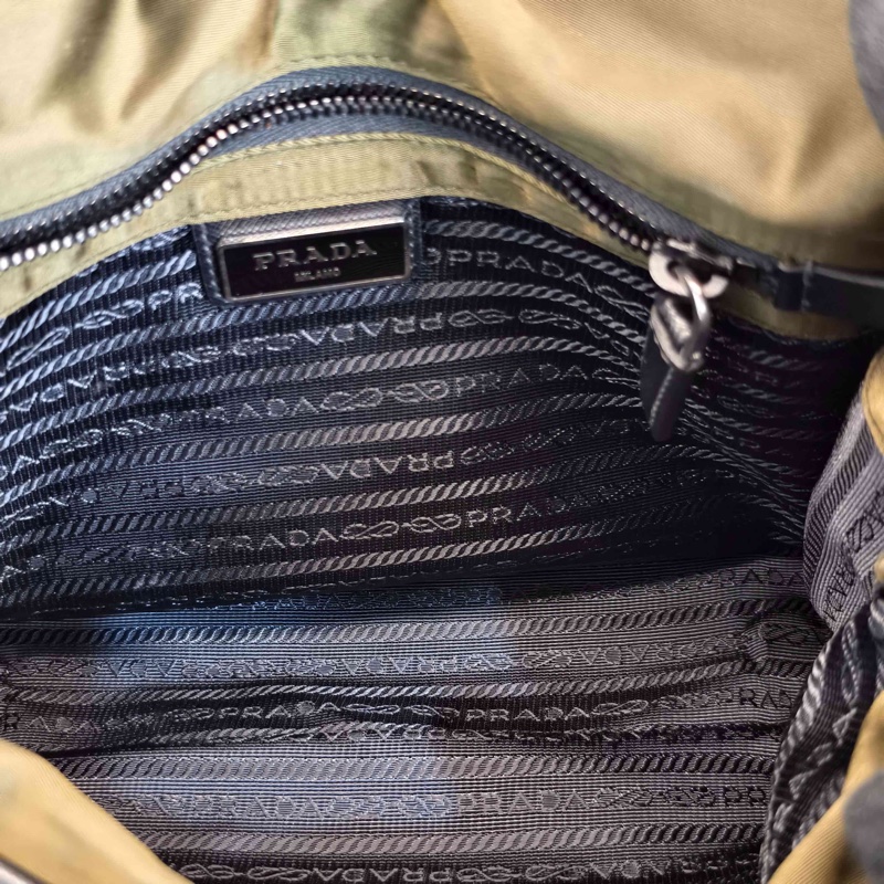 98新普拉達 尼龍翻蓋郵差包 橄欖綠 白標134 底長約25 無附件-6