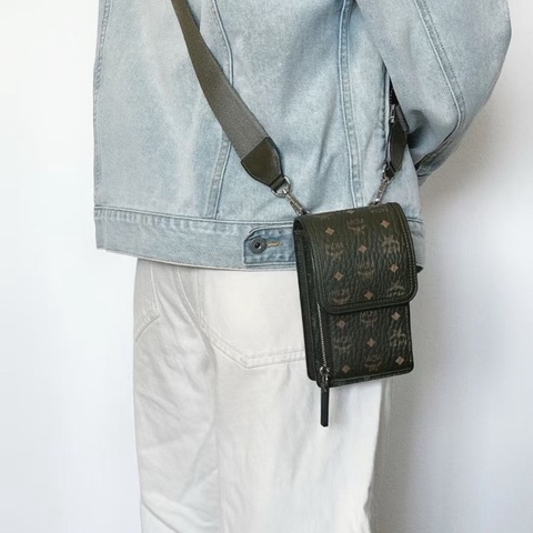 MCM 墨綠色visitors original 印花手機包17*14*3  99新配件盒子塵袋保卡