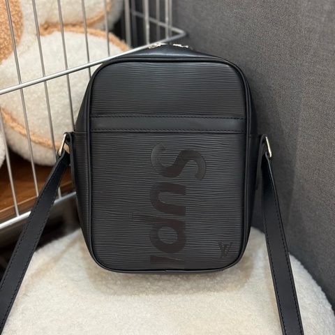 Lv supreme 絕版黑色聯名相機包 購入二十萬台幣