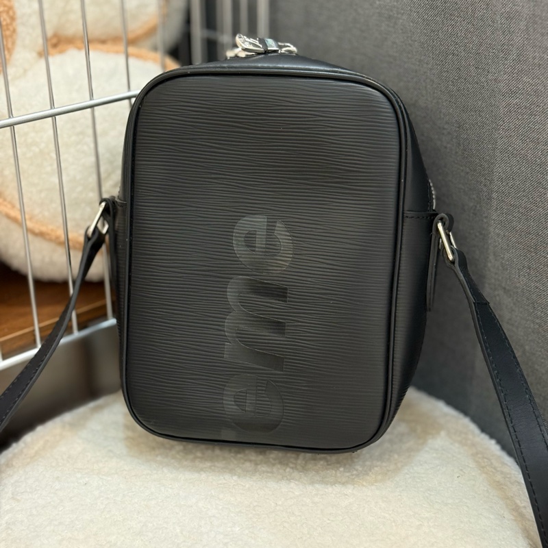 Lv supreme 絕版黑色聯名相機包 購入二十萬台幣-1