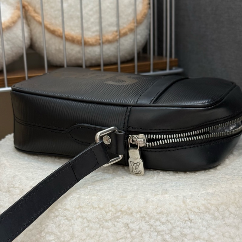 Lv supreme 絕版黑色聯名相機包 購入二十萬台幣-2