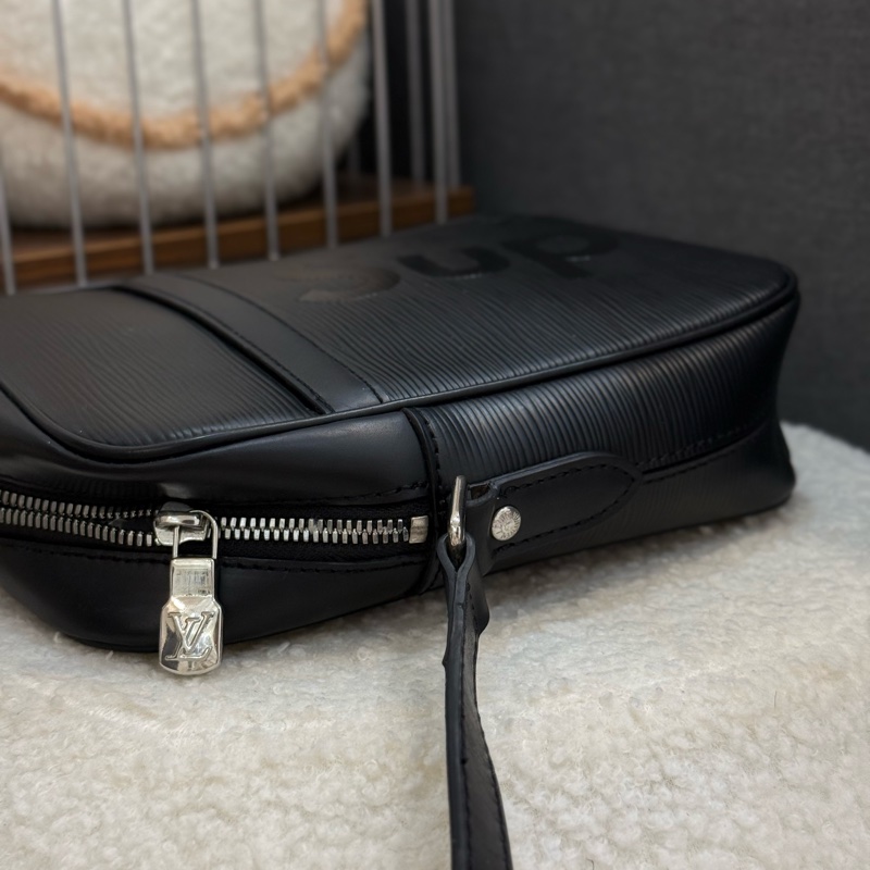 Lv supreme 絕版黑色聯名相機包 購入二十萬台幣-3