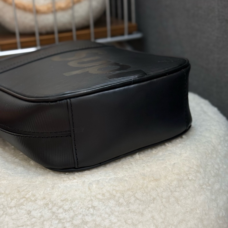 Lv supreme 絕版黑色聯名相機包 購入二十萬台幣-4