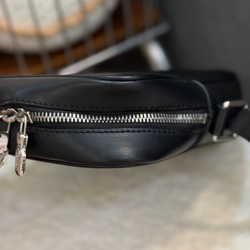 Lv supreme 絕版黑色聯名相機包 購入二十萬台幣-6