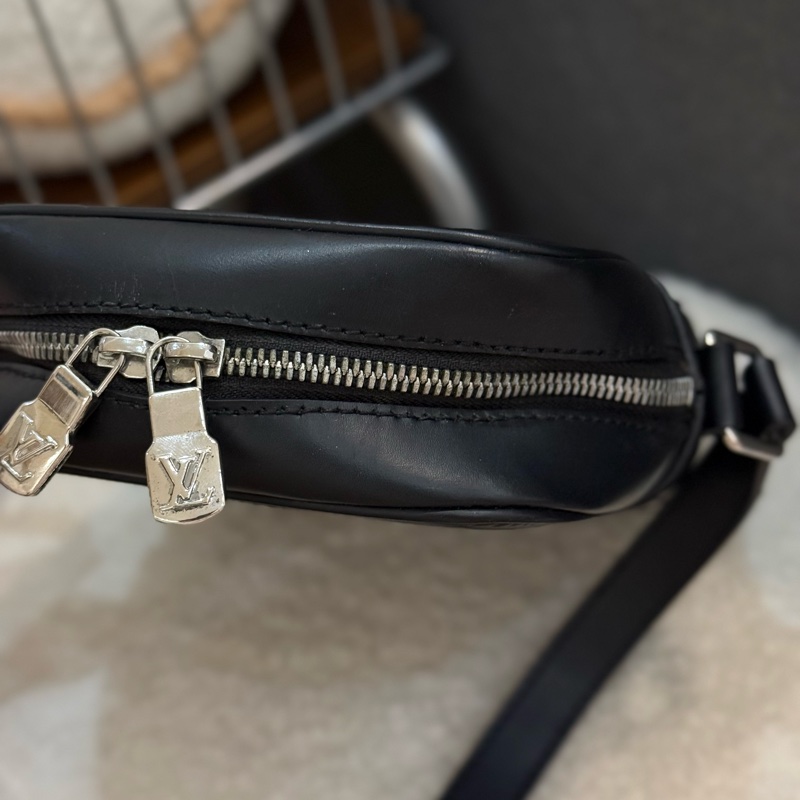 Lv supreme 絕版黑色聯名相機包 購入二十萬台幣-7