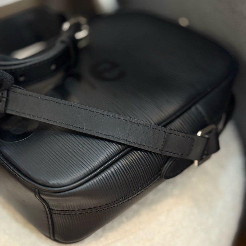 Lv supreme 絕版黑色聯名相機包 購入二十萬台幣-8