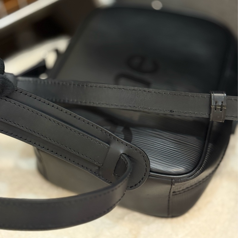 Lv supreme 絕版黑色聯名相機包 購入二十萬台幣-9