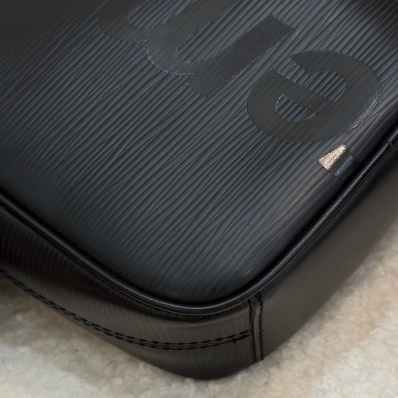 Lv supreme 絕版黑色聯名相機包 購入二十萬台幣-11