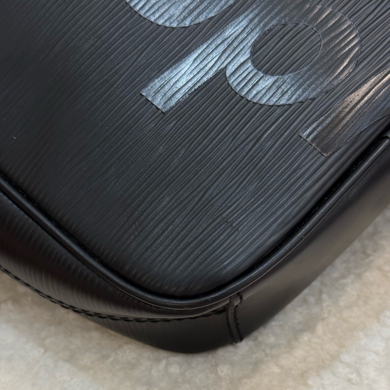 Lv supreme 絕版黑色聯名相機包 購入二十萬台幣-13