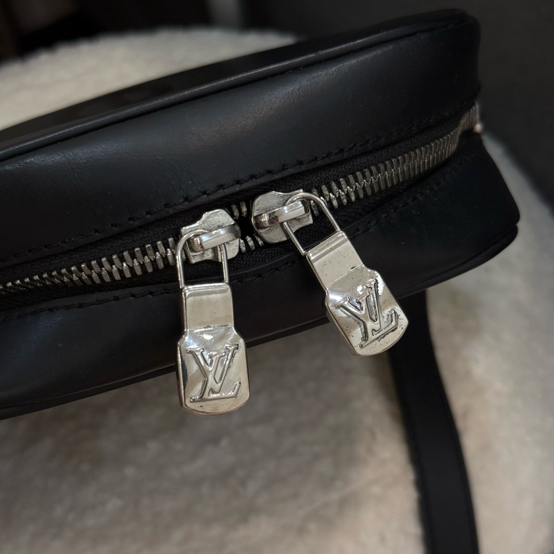 Lv supreme 絕版黑色聯名相機包 購入二十萬台幣-15