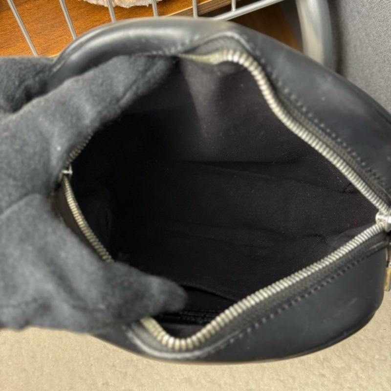 Lv supreme 絕版黑色聯名相機包 購入二十萬台幣-16