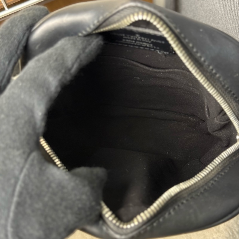 Lv supreme 絕版黑色聯名相機包 購入二十萬台幣-17