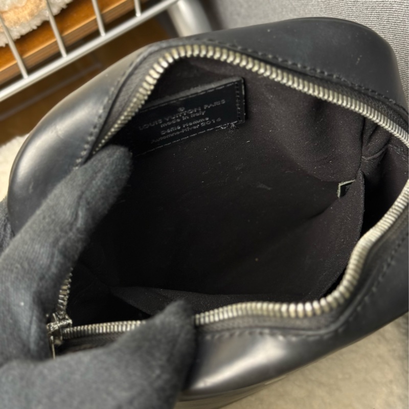 Lv supreme 絕版黑色聯名相機包 購入二十萬台幣-18