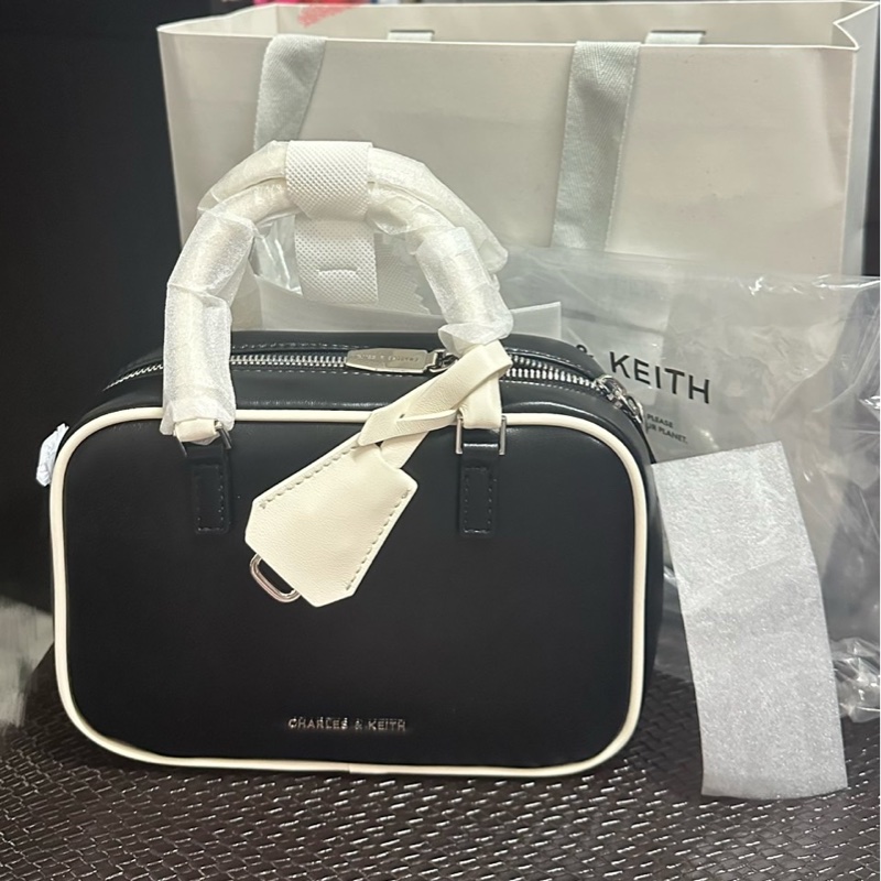 charles&keith黑白拼接保齡球包-6