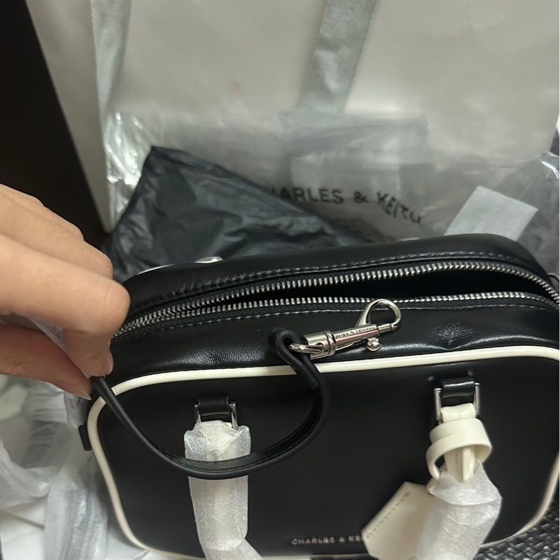 charles&keith黑白拼接保齡球包-11