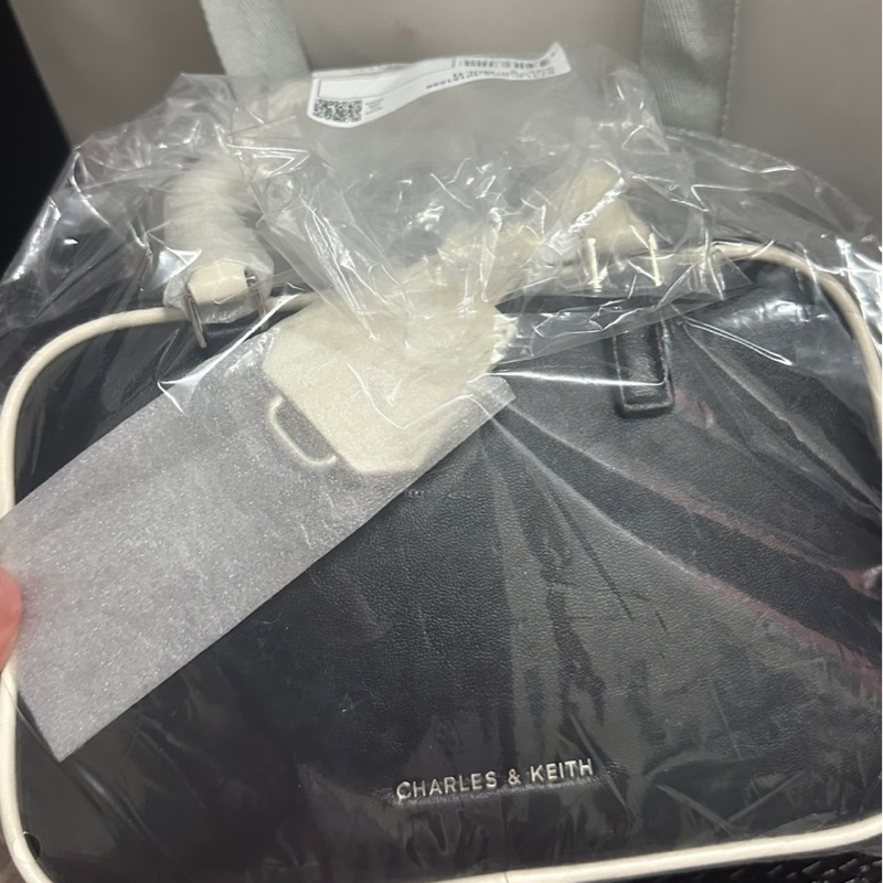 charles&keith黑白拼接保齡球包-15