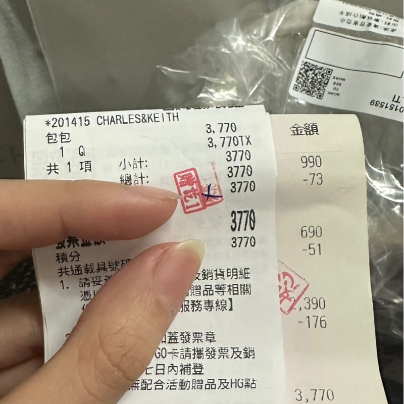 charles&keith黑白拼接保齡球包-16