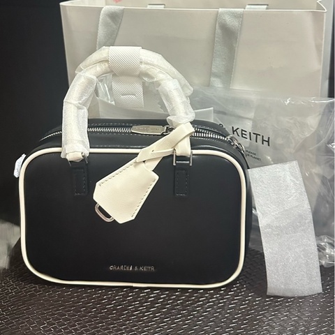 charles&keith黑白拼接保齡球包