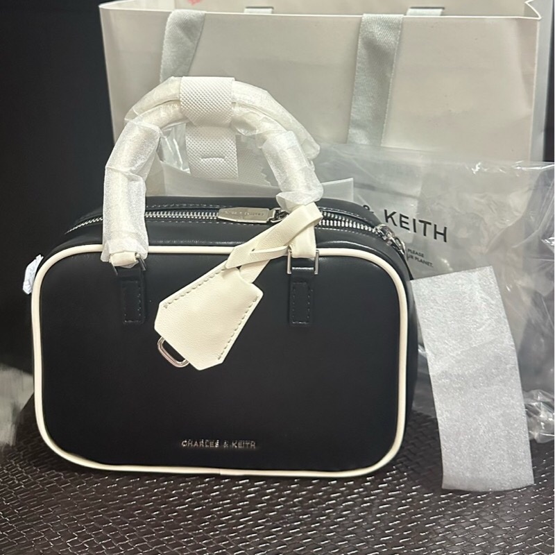 charles&keith黑白拼接保齡球包-1