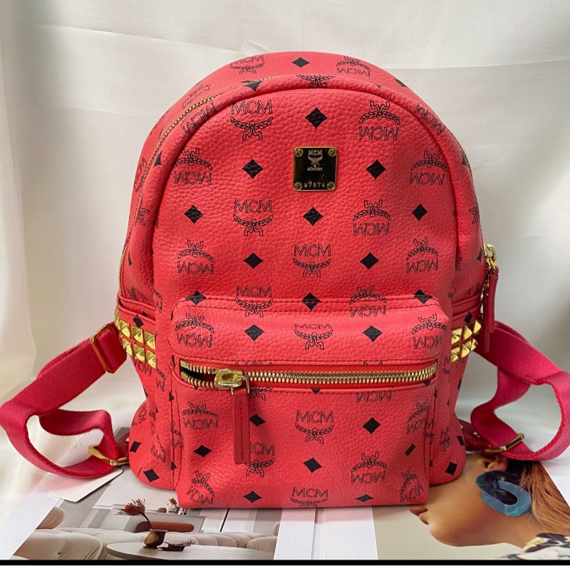 【超低價撿漏✨ 95%新✨新年之選】MCM 西柚紅 Visetos Stark 鉚釘迷你後背包｜雙肩包-0