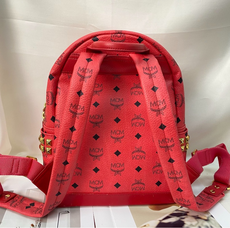 【超低價撿漏✨ 95%新✨新年之選】MCM 西柚紅 Visetos Stark 鉚釘迷你後背包｜雙肩包-1