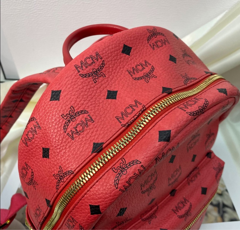【超低價撿漏✨ 95%新✨新年之選】MCM 西柚紅 Visetos Stark 鉚釘迷你後背包｜雙肩包-5