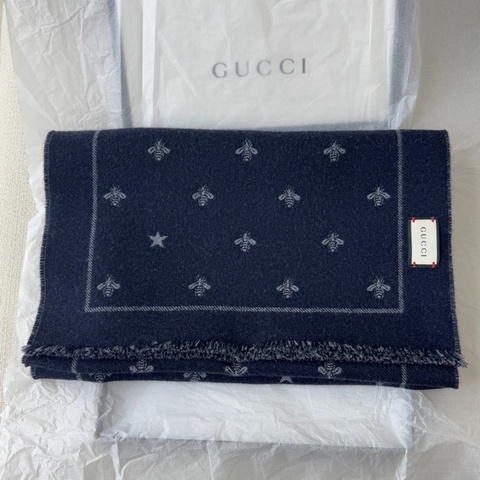 【冬日時尚🥰全平台獨一無二】GUCCI古馳雙面蜜蜂羊毛圍巾｜藏青色拼灰色
