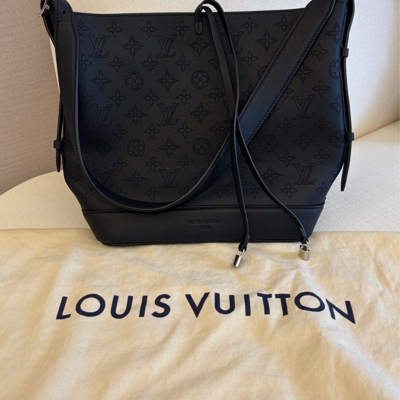 LV Flore NM Monogram Mahina 黑色皮革單肩包。-0