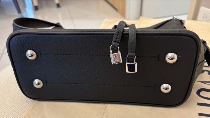 LV Flore NM Monogram Mahina 黑色皮革單肩包。-1