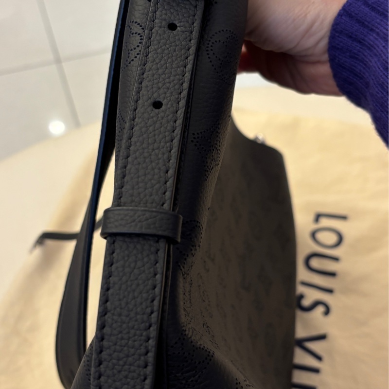 LV Flore NM Monogram Mahina 黑色皮革單肩包。-3