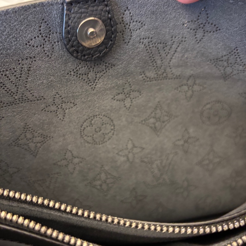 LV Flore NM Monogram Mahina 黑色皮革單肩包。-4