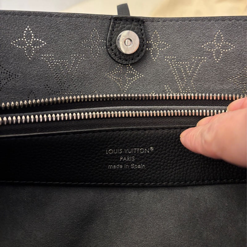 LV Flore NM Monogram Mahina 黑色皮革單肩包。-6