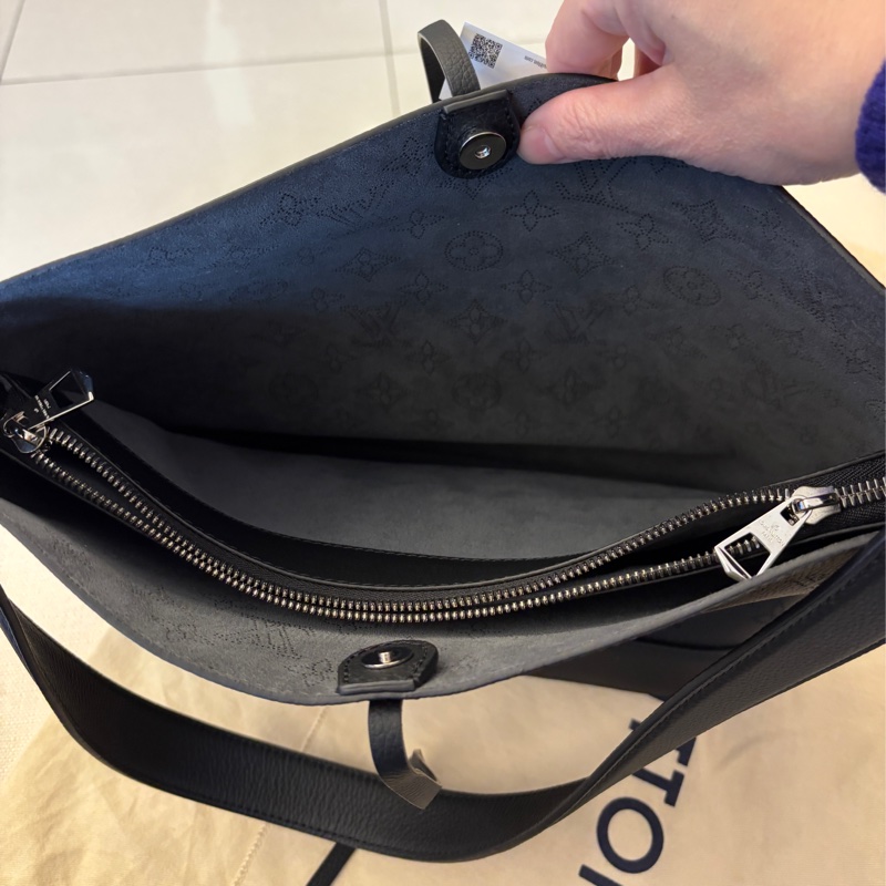 LV Flore NM Monogram Mahina 黑色皮革單肩包。-7