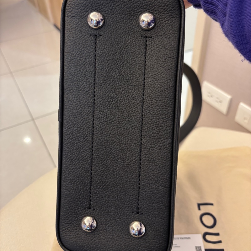 LV Flore NM Monogram Mahina 黑色皮革單肩包。-9