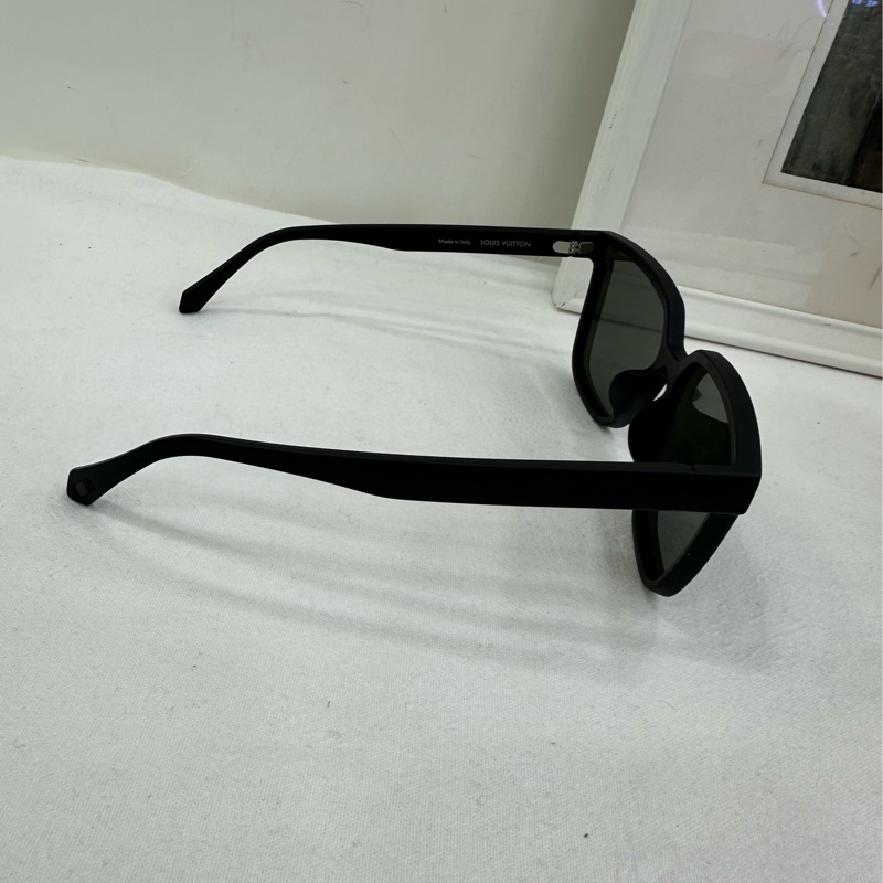 Louis Vuitton Logo裝飾 鏡框 墨鏡 黑色 板材加金屬 不規則形 太陽眼鏡 男款 全新-3