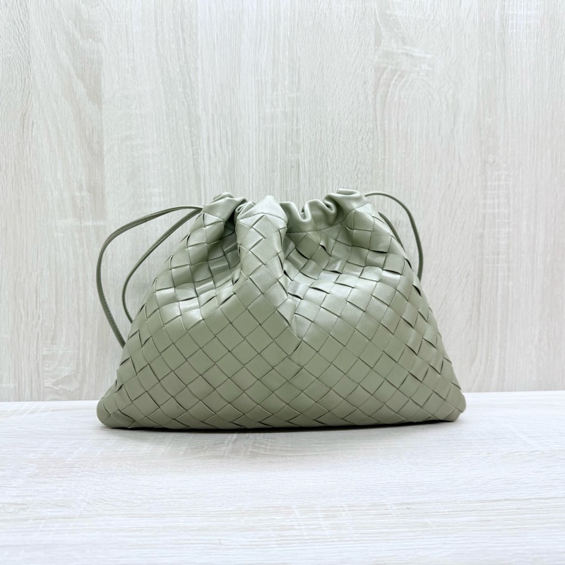 BV鼠尾草綠小牛皮中號編織束口包816987V3IV18425-1