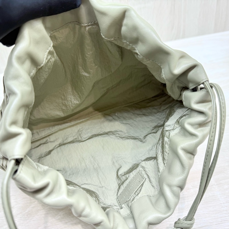 BV鼠尾草綠小牛皮中號編織束口包816987V3IV18425-8