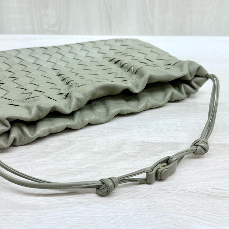 BV鼠尾草綠小牛皮中號編織束口包816987V3IV18425-10