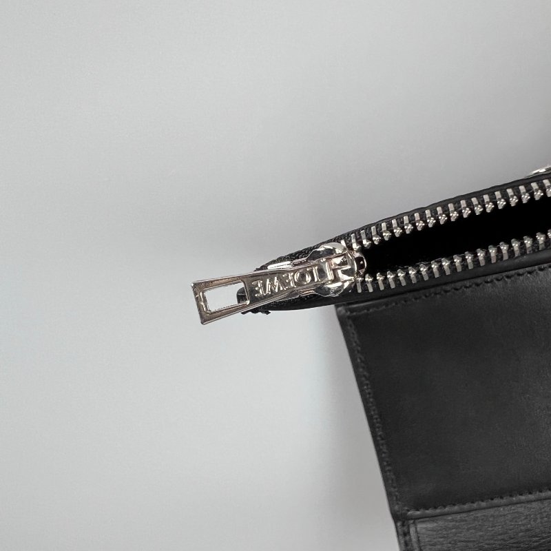 LOEWE 黑粒面小牛皮小型直式錢包-7
