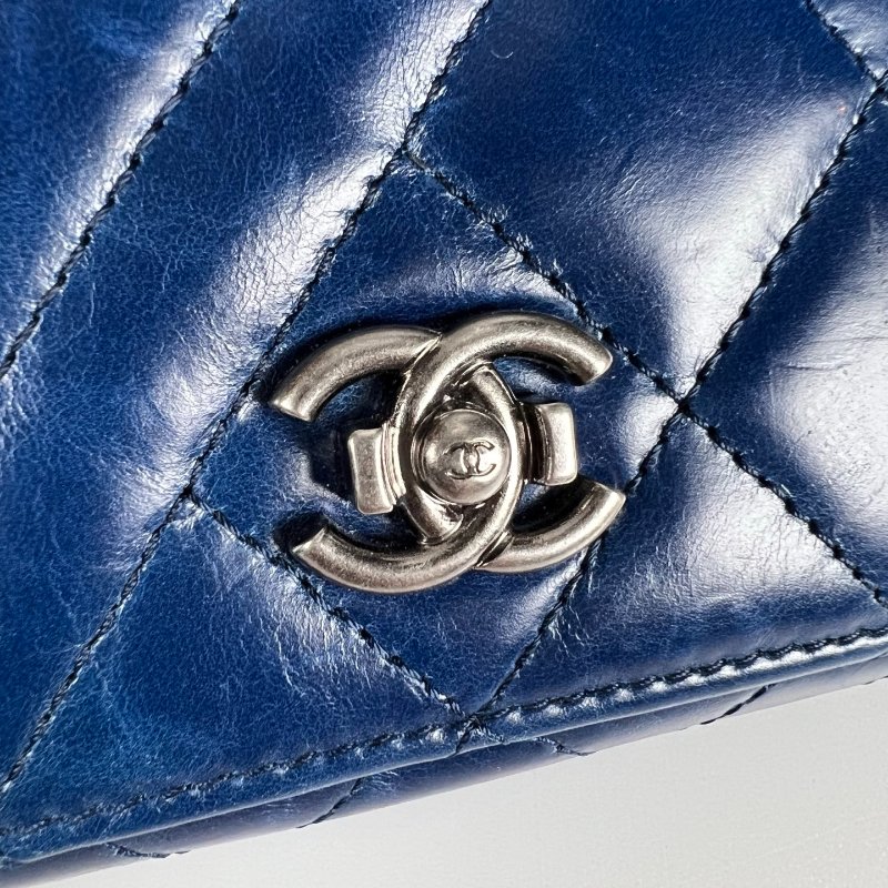 CHANEL 菱格紋拚山型紋翻蓋中夾 藍色銀扣 20開-13