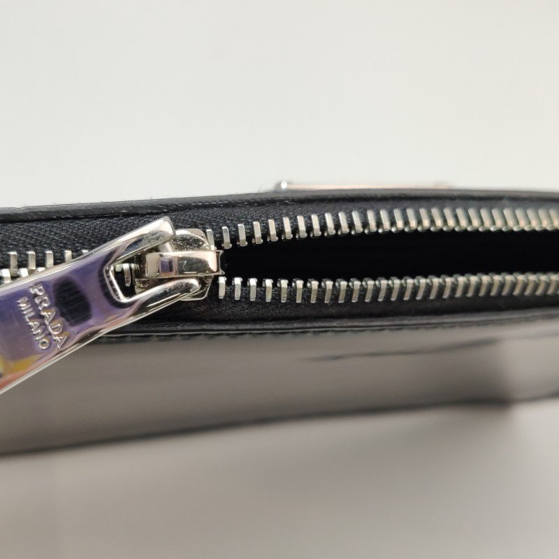 Prada牛皮純色三角徽標單肩包-10