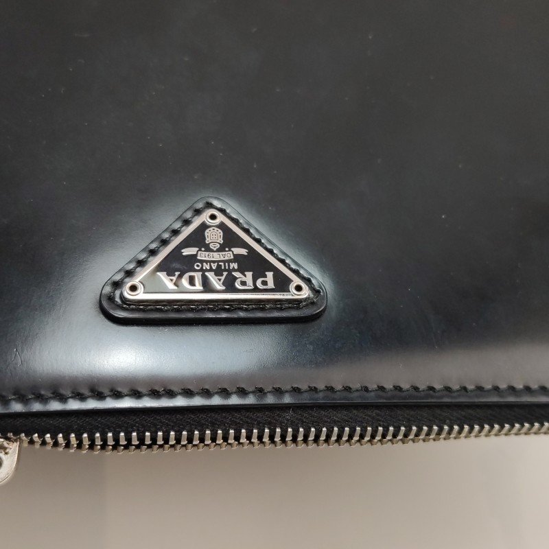 Prada牛皮純色三角徽標單肩包-11
