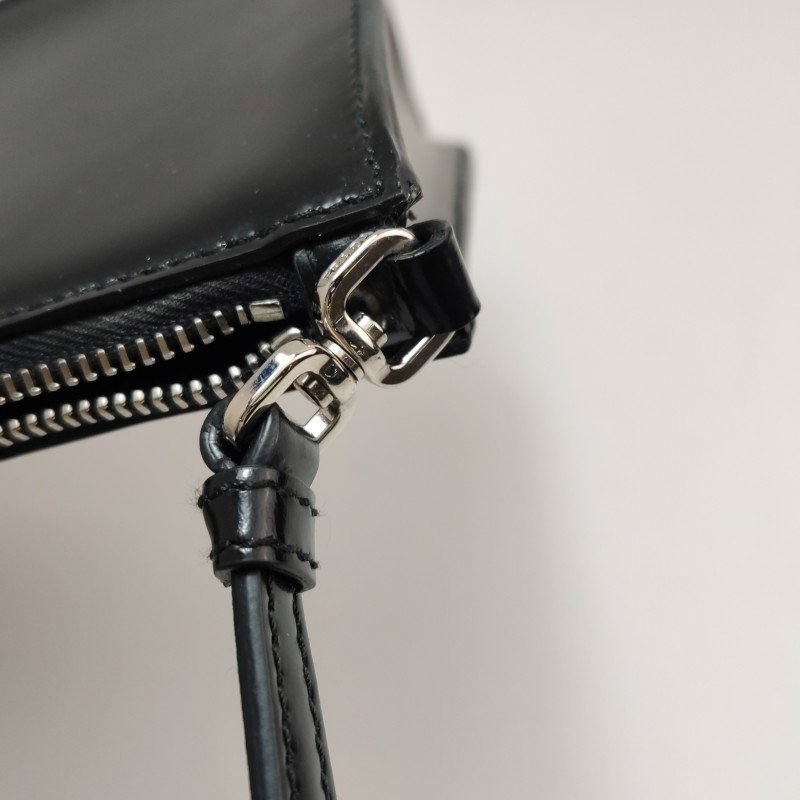 Prada牛皮純色三角徽標單肩包-12