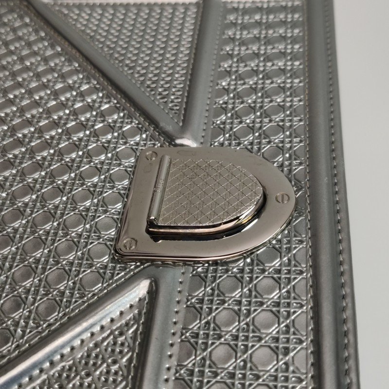 Dior Diorama盾牌包中號牛皮純色藤格紋盾形紋章搭扣單肩包-13