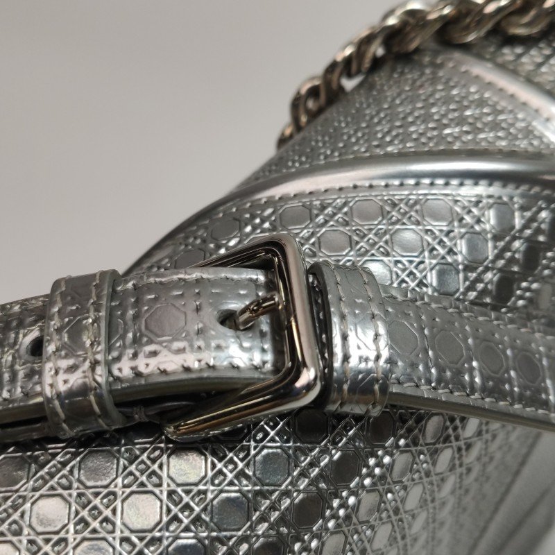 Dior Diorama盾牌包中號牛皮純色藤格紋盾形紋章搭扣單肩包-15